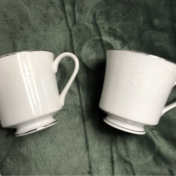 Set of 4 Crown Victoria Lovelace Tea Coffee Cups and Saucers - Picture 10 of 16